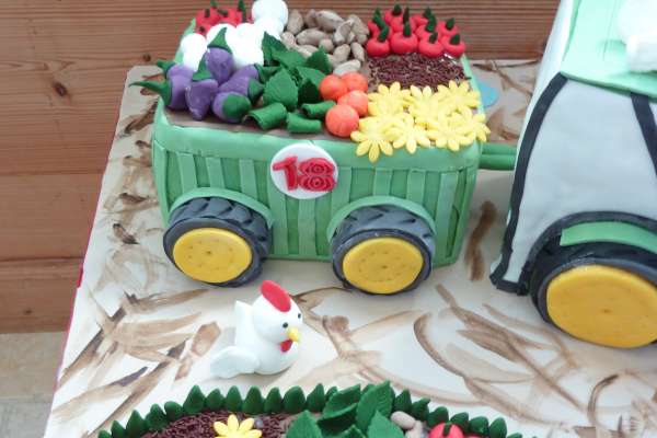 Tracteur en gâteau sculpté