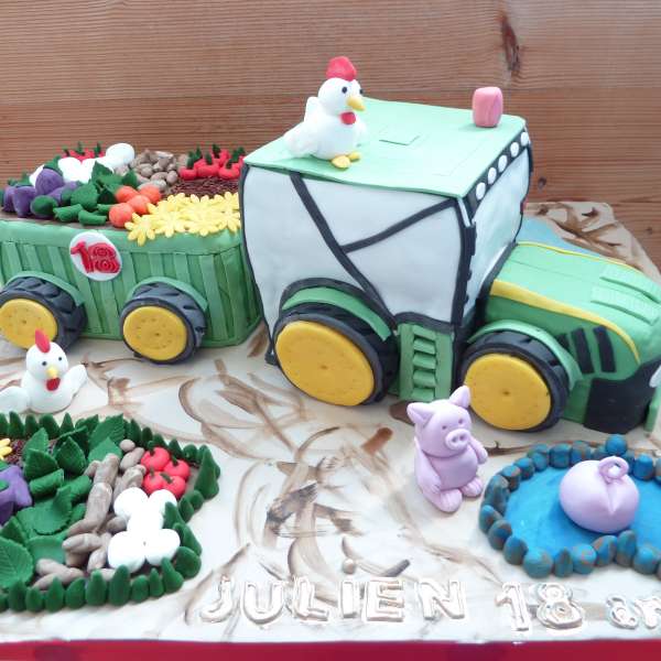 Tracteur en gâteau sculpté