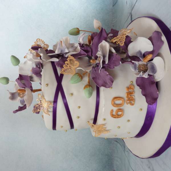 cake design blanc et violet avec Orchidées