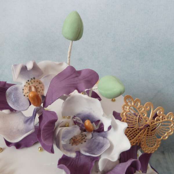 cake design blanc et violet avec Orchidées